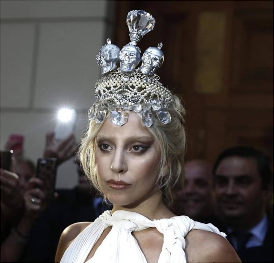 Η Lady Gaga το 2018 φόρεσε τιάρα by Pericles Kondylatos /Φωτογραφία Instagram