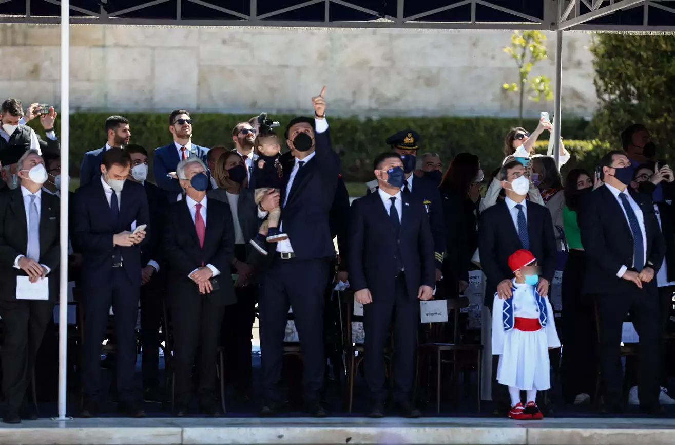 Βασίλης Κικίλιας - Τζένη Μπαλατσίνου: Παρακολούθησαν την παρέλαση με τον μικρό του γιο Παναγιώτη – Αντώνιο
