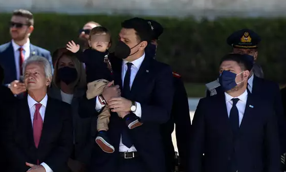 Βασίλης Κικίλιας - Τζένη Μπαλατσίνου: Παρακολούθησαν την παρέλαση με τον μικρό του γιο Παναγιώτη – Αντώνιο