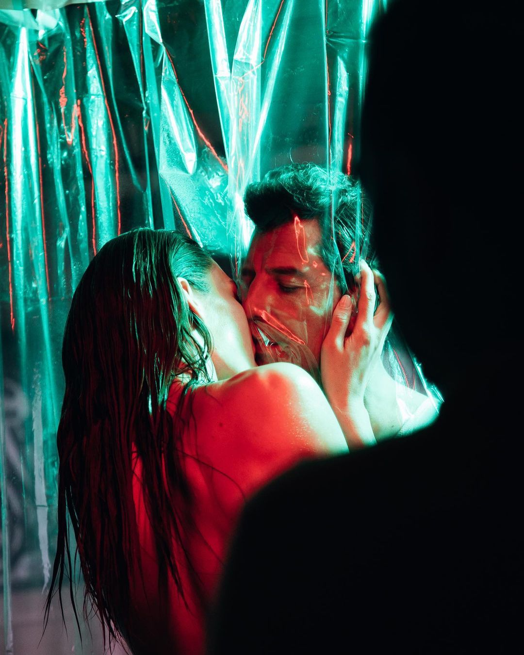 Ο Σάκης Ρουβάς δίνει το πιο «καυτό» φιλί σε μοντέλο για το βίντεο κλιπ «Έλα Και Θα Δεις»
