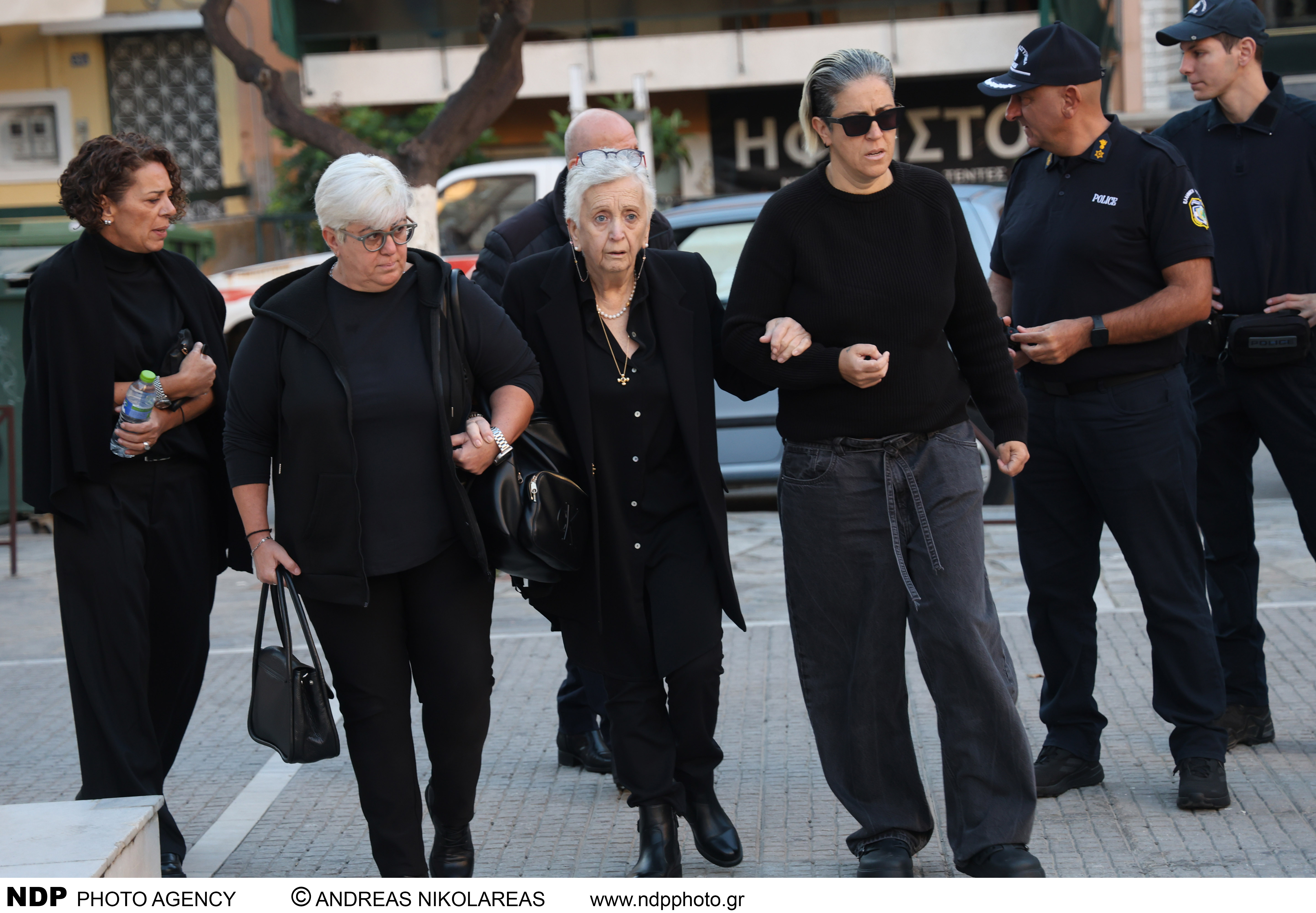 Στον Ιερό Ναό Αγίας Τριάδας στη Νίκαια πραγματοποιήθηκε το 40ήμερο μνημόσυνο του Γιώργου Μαζωνάκη. Η παρουσία των γονιών και των αδελφών του, οι καλλιτέχνες και οι πολιτικοί που τον τίμησαν.