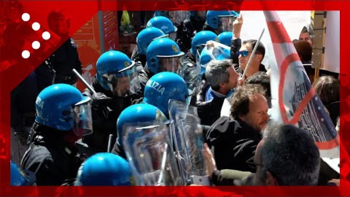 Manifestazione contro il ticket a Venezia, scontri con la polizia: sfondato il cordone
