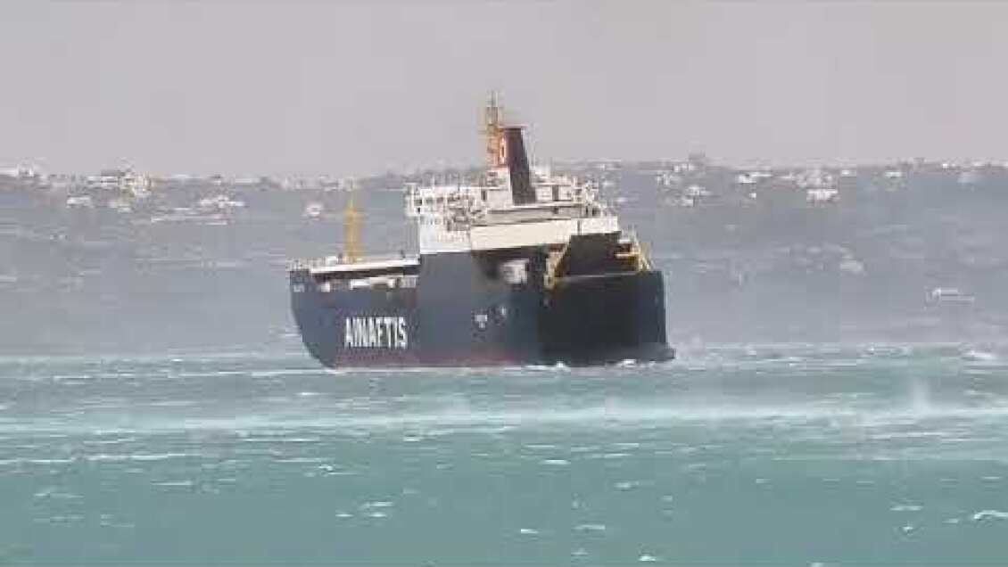 Μάχη με τα κύματα για να μπορέσει να δέσει στο λιμάνι της Σούδας