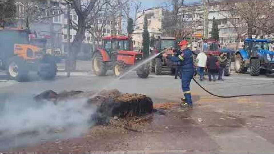 Έκαψαν άχυρα οι αγρότες στην Κεντρική πλατεία της Λάρισας