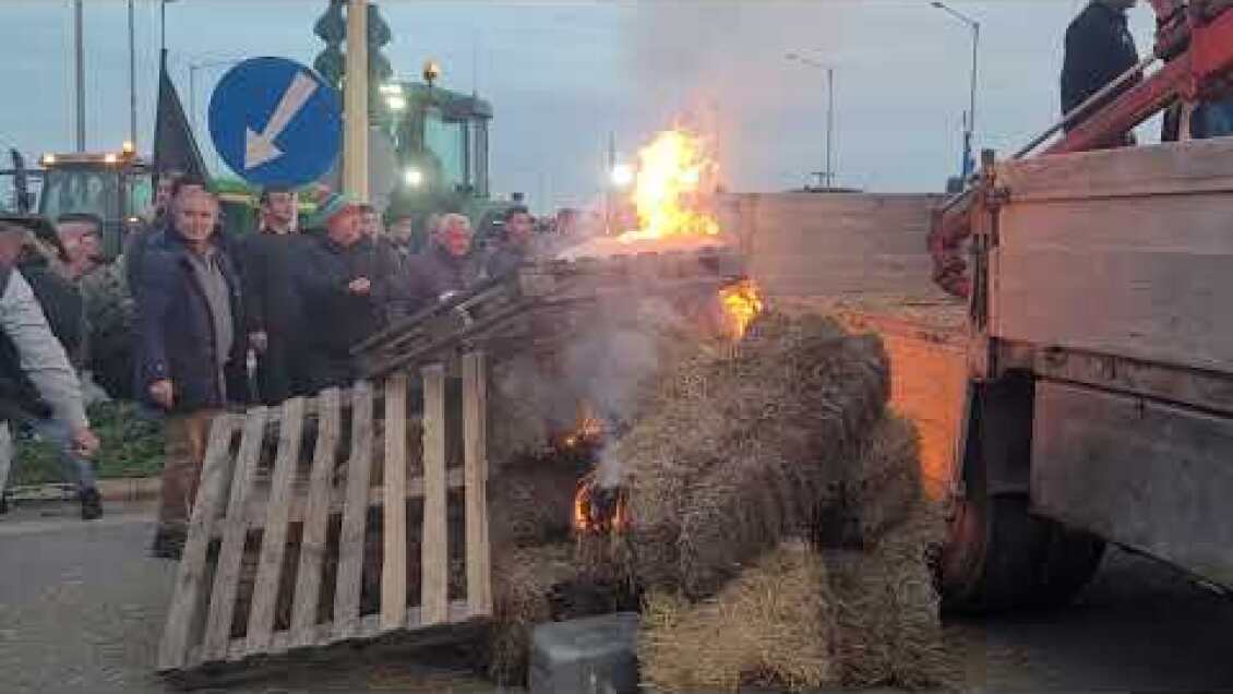 Διαμαρτυρία των αγροτών καίγοντας ελαστικά και άχυρα