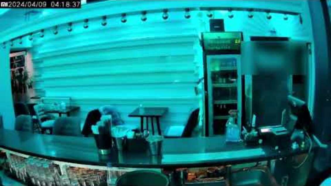 Thesstoday - Βίντεο ντοκουμέντο από διάρρηξη σε καφέ-μπαρ στον Εύοσμο - Έφυγε με 5 μπουκάλια αλκοόλ