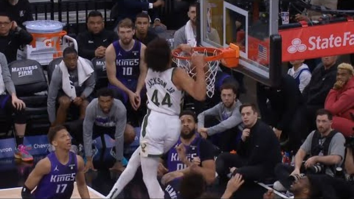 Andre Jackson Jr gets head above the rim for dunk and stuns Kings bench 😂
