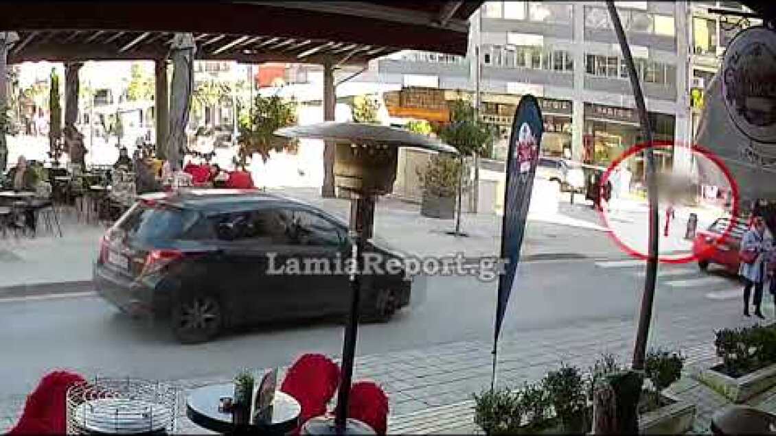 LamiaReport.gr: Κάμερα κατέγραψε την παράσυρση στο κέντρο της πόλης