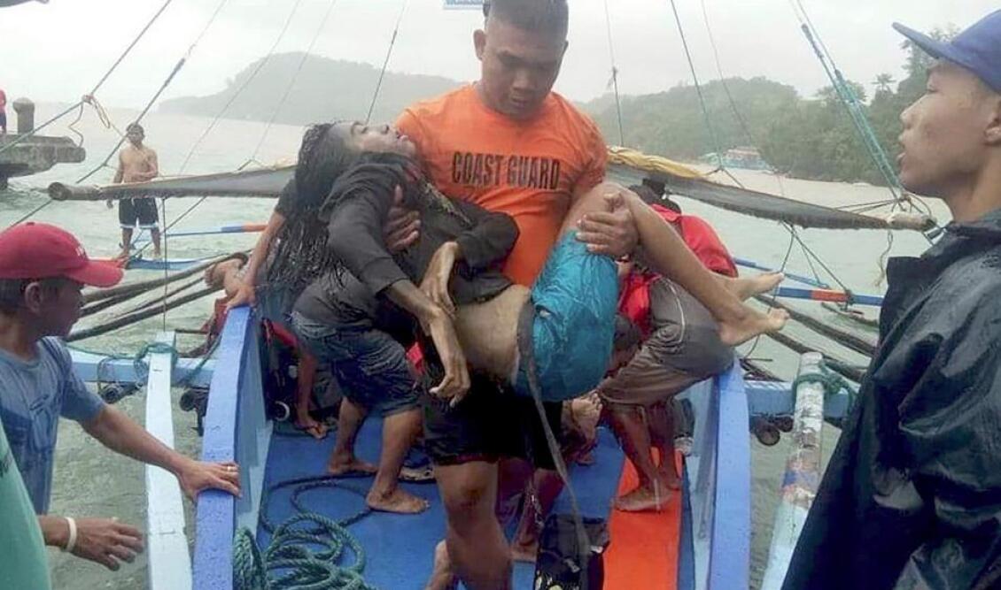 Philippines-rescue-ferry-disaster