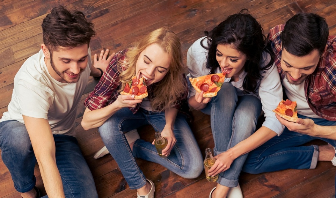 Friends-eating-pizza_