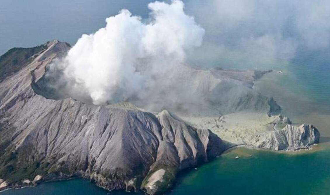 new_zealand_volcano_erupts_73697jpg-fe952nenenen-thumb-large