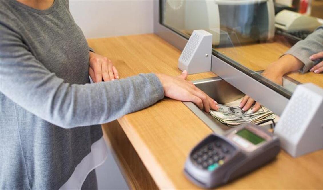 1474876-bank-cashier-930-5