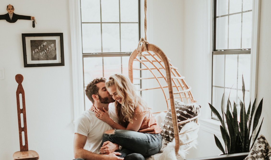 Couples-Photographer-Cozy-Romantic-Intimate-In-home-Photography-Session-1