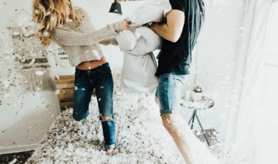 this-newlywed-photo-shoot-at-home-is-giving-us-major-couple-goals-13-600x400