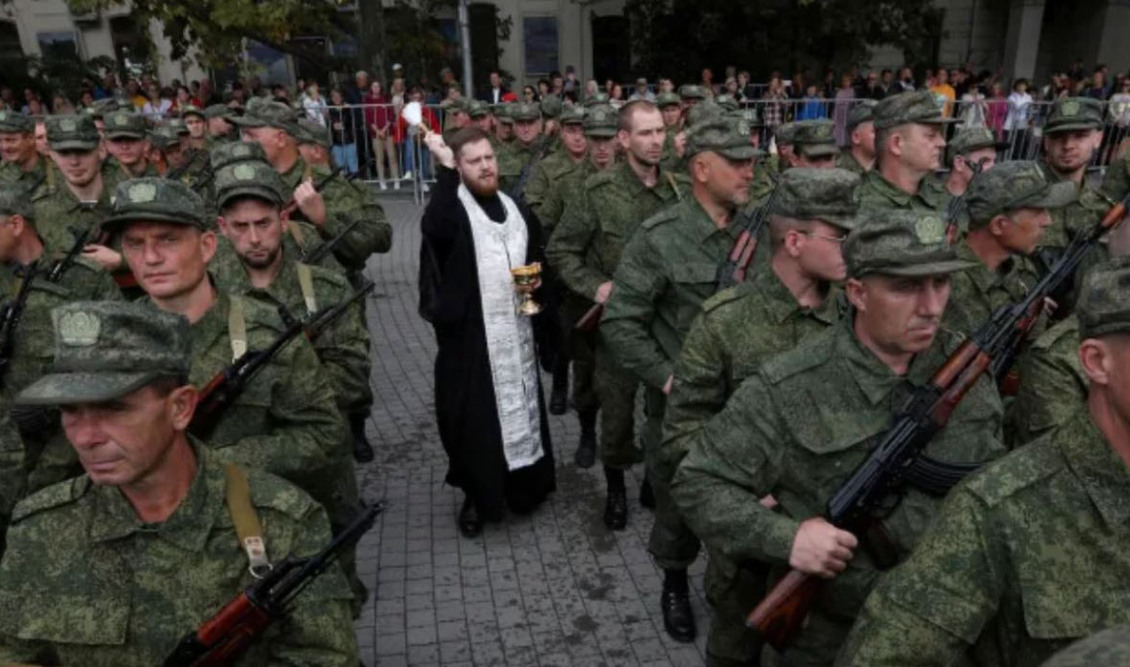 russian-priest-army-