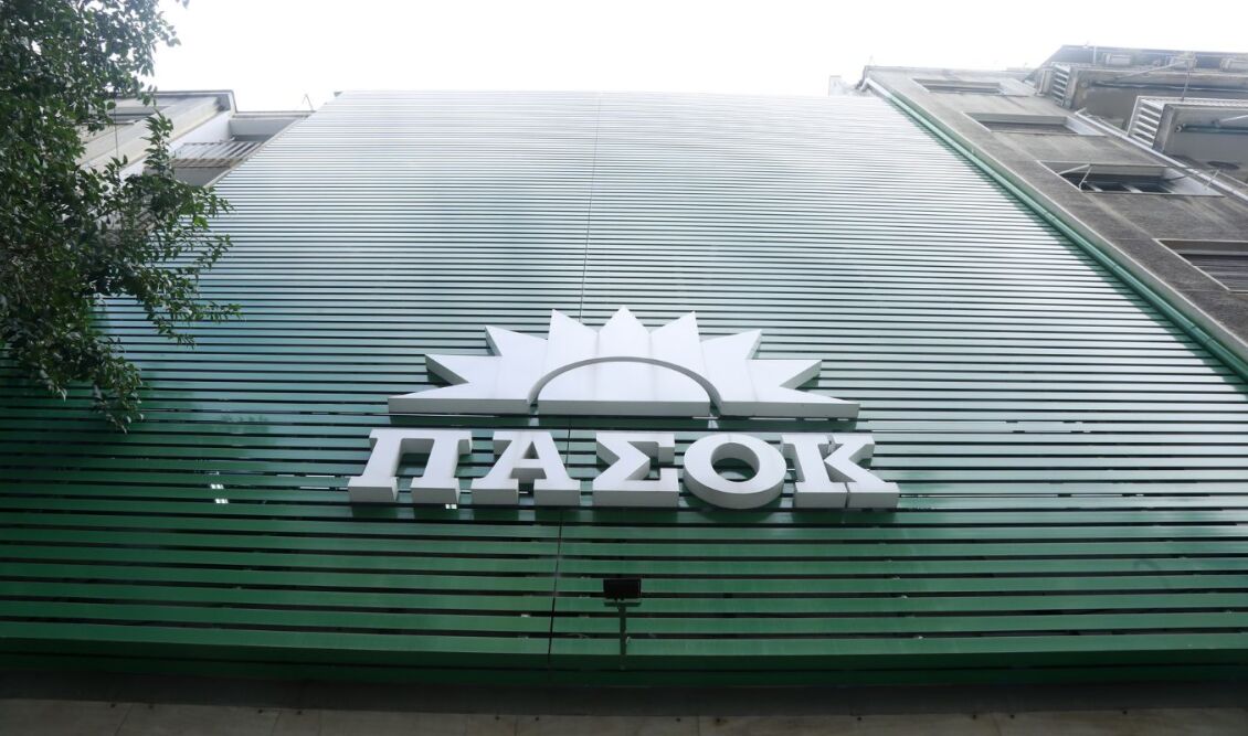 ΠΑΣΟΚ για Τσίπρα: "Φιλότιμη η προσπάθειά του να παρουσιάσει εαυτόν ως έναν μειλίχιο και θεσμικό πολιτικό - Έρχεται αγκαλιά με τα συμφέροντα"
