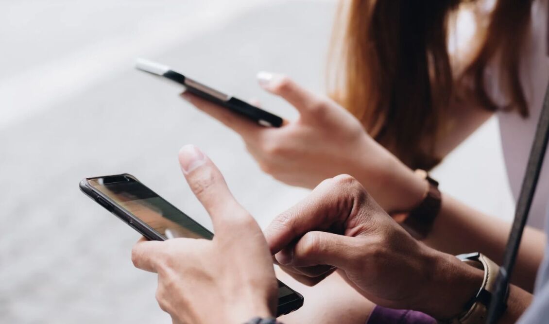 Social media για ανηλίκους: Όριο ηλικίας 15 ετών από το 2027 - Όλες οι αλλαγές και τι προβλέπει το EU KIDS Act