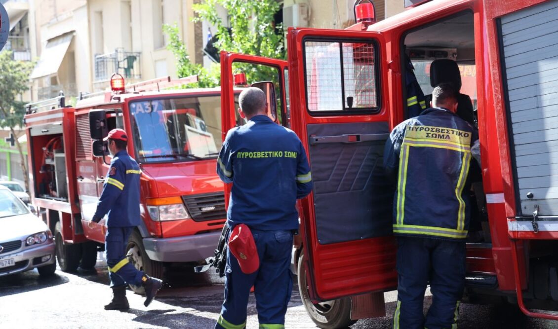 Φωτιά σε σπίτι στη Σαλαμίνα: Διακοπή της κυκλοφορίας οχημάτων