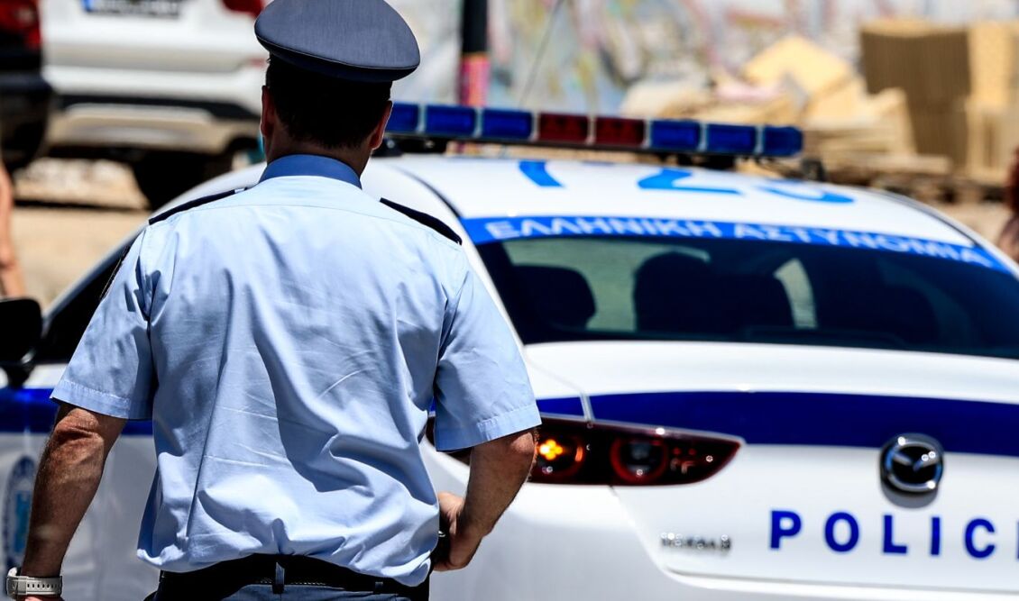 Γαλάτσι: Αυτοκίνητο έπεσε πάνω σε κατάστημα, τέσσερις πεζοί τραυματίστηκαν