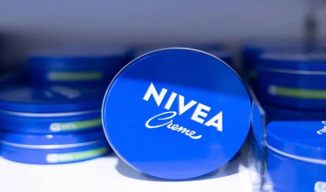 Το μπλε κουτί της Nivea που είχαν οι γιαγιάδες μας σε κλασική συσκευασία