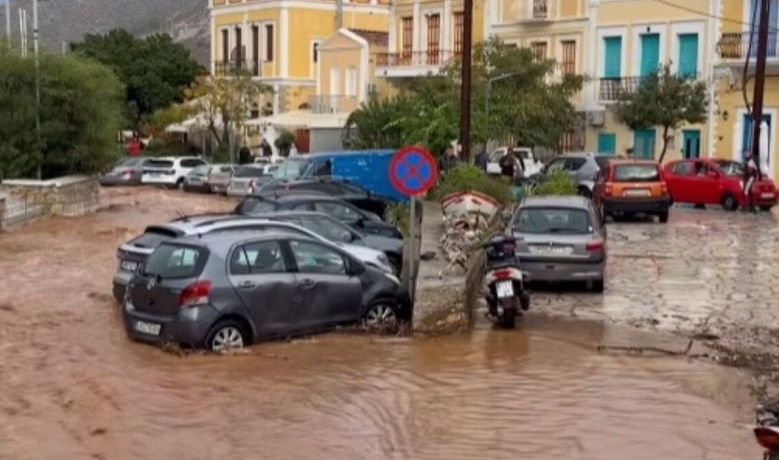 Κακοκαιρία στη Σύμη: Δρόμοι μετατράπηκαν σε ποτάμια λόγω των ορμητικών νερών 