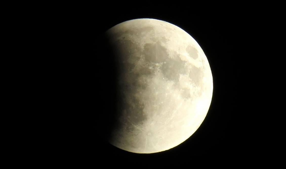 lunar-eclipse-in-sky