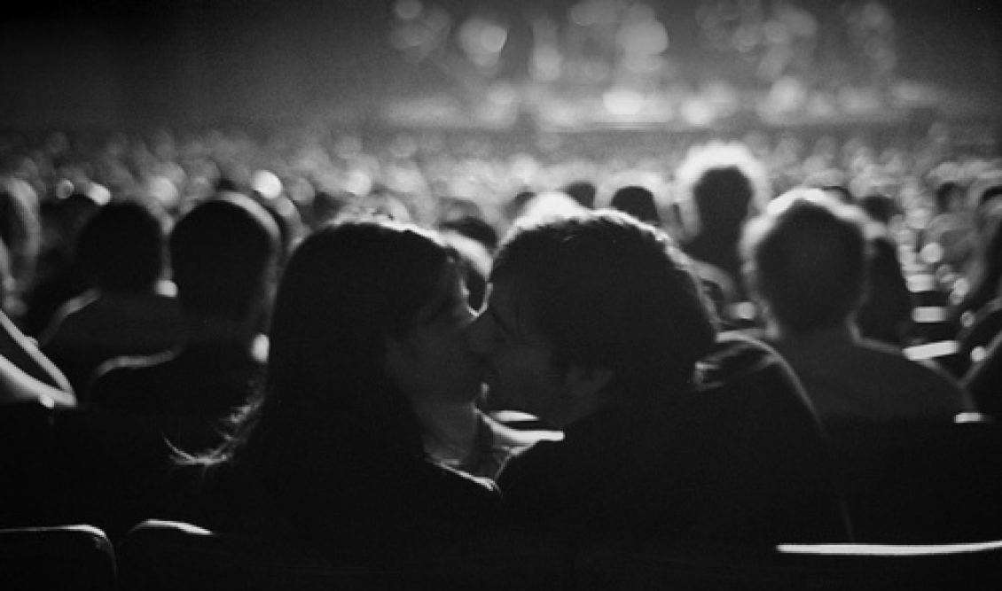 mediadefaultimagesblack-and-white-boy-cinema-couple-kiss-love-favim.com-103988