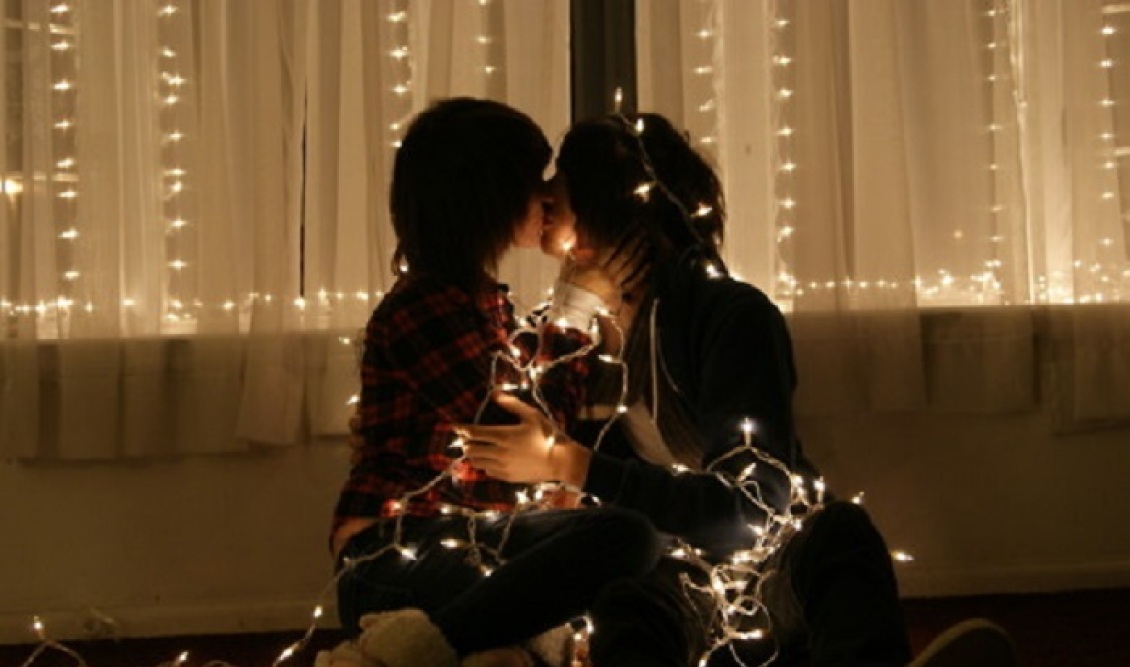 mediadefaultimageschristmas-couple-cute-kiss-lights-love-favim.com-103179
