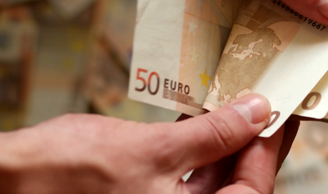 close-shot-of-hands-counting-euro-money-bills_n5dtci83l__F0000