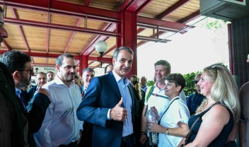 "Δεν είμαι κολλημένος με την καρέκλα": Η ατάκα Μητσοτάκη στον πρωινό καφέ του Μαξίμου και το παρασκήνιο πίσω από τον πήχη του 25%  