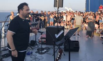 Ο Μακεδόνας έκανε «live συναυλία» στο πλοίο της γραμμής… εν πλω!