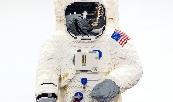 lego_astronaut_life_sized_model