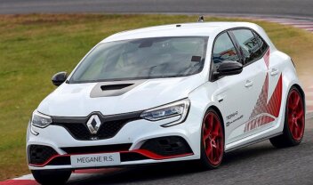 21236938-2019---the-new-megane-r-s-trophy-r-new-record-on-the-suzuka-circuit_77761_373780_type13028