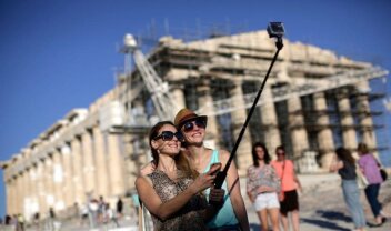 tourists-greece