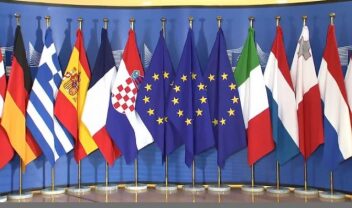 Ευρωπαικη-Ενωση-σημαιες-696x397