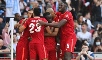 Liverpool_celebrate_a_goal_against_Manchester_City-f6f87c6f-a0b4-48be-94a2-2692ebed4512