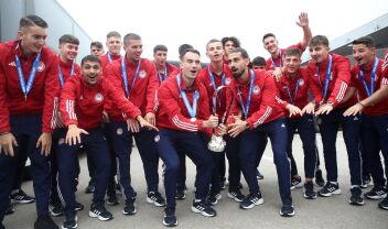 olympiacos_arrival_el_venizelos_youth_league_champions
