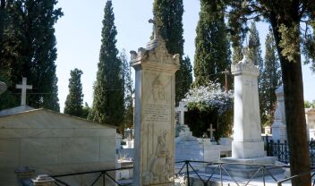 Κυπαρίσσια σε ελληνικό νεκροταφείο με ταφικά μνημεία