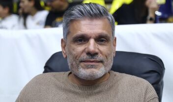Ποιος είναι ο Άγγελος Κορωνιός που πήγε στην ΕΛΑΣ του Αλέξη Τσίπρα για να τον μάθει... μπαλίτσα (Βίντεο)