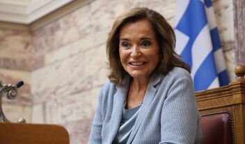 Με το βλέμμα στραμμένο στην ομογένεια η Ντόρα Μπακογιάννη - "Nιώθω πάντα σπίτι μου" γράφει από την Ουάσιγκτον