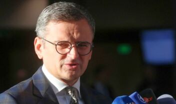 Προειδοποίηση Κουλέμπα στο Politico: "Ο Πούτιν θα σας σύρει στον πόλεμο" 