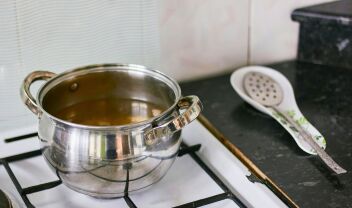 Λαμπερή κατσαρόλα από ανοξείδωτο ατσάλι μετά τον καθαρισμό με αλεύρι