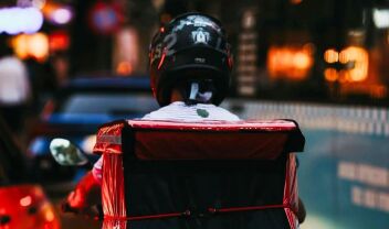 Τροχαίο στη Νέα Μάκρη: Μηχανάκι διανομέα προσέκρουσε σε λεωφορείο στη λεωφόρο Μαραθώνος