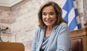 Η Ντόρα Μπακογιάννη, το μήνυμα Καραμανλή και οι καταγγελίες του ΣΥΡΙΖΑ