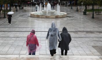 Καιρός: Τρεις διαδοχικές κακοκαιρίες με ισχυρές βροχές και καταιγίδες - Πτώση της θερμοκρασίας έως 6 βαθμούς, η πρόγνωση Καντερέ στο parapolitika.gr