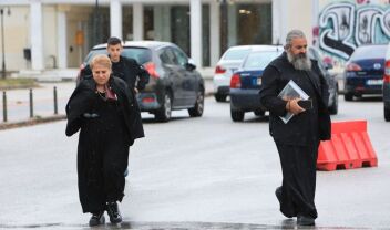 Δίκη για τα Τέμπη: "Του πλύναμε τις πληγές, είχε εγκαύματα και μύριζε χημικά" - Συγκλονίζουν οι γονείς του Κυπριανού
