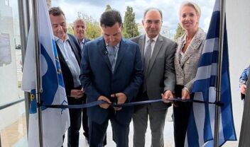 Ο υπουργός υγείας, Άδωνις Γεωργιάδης, εγκαινιάζει τις ανακαινισμένες εγκαταστάσεις του Κέντρου Υγείας στην Πάρο