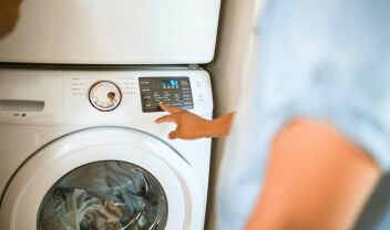 Μπαλάκια από αλουμινόχαρτο μέσα στο πλυντήριο για εξάλειψη στατικού ηλεκτρισμού