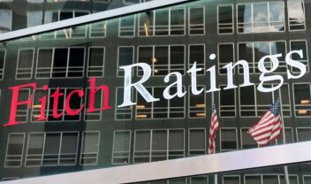 Fitch Ratings: Ξεχωρίζει για τη δημοσιονομική ανθεκτικότητά της η Ελλάδα, προβλέπει ισχυρές αποδόσεις