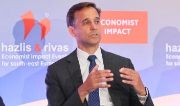 Τζόσουα Χακ: Ποιος είναι ο έμπειρος Αμερικανός διπλωμάτης που παίρνει τη σκυτάλη από την Κίμπερλι Γκιλφόιλ και αναλαμβάνει τα ηνία της πρεσβείας στην Αθήνα